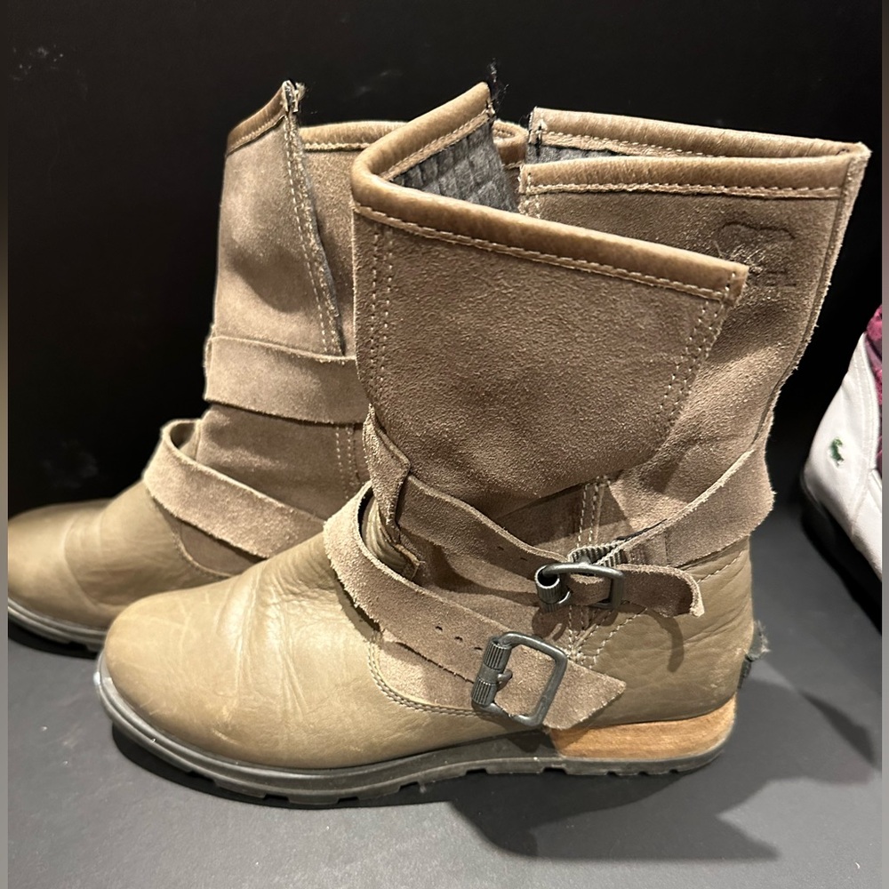 Sorel leather moto boots size 7 olive green quilted
